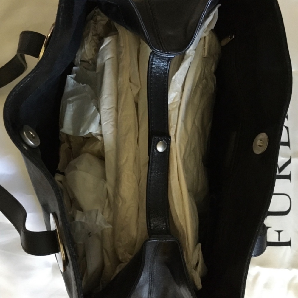 Sleek Furla black leather bag! - Picture 4 of 11